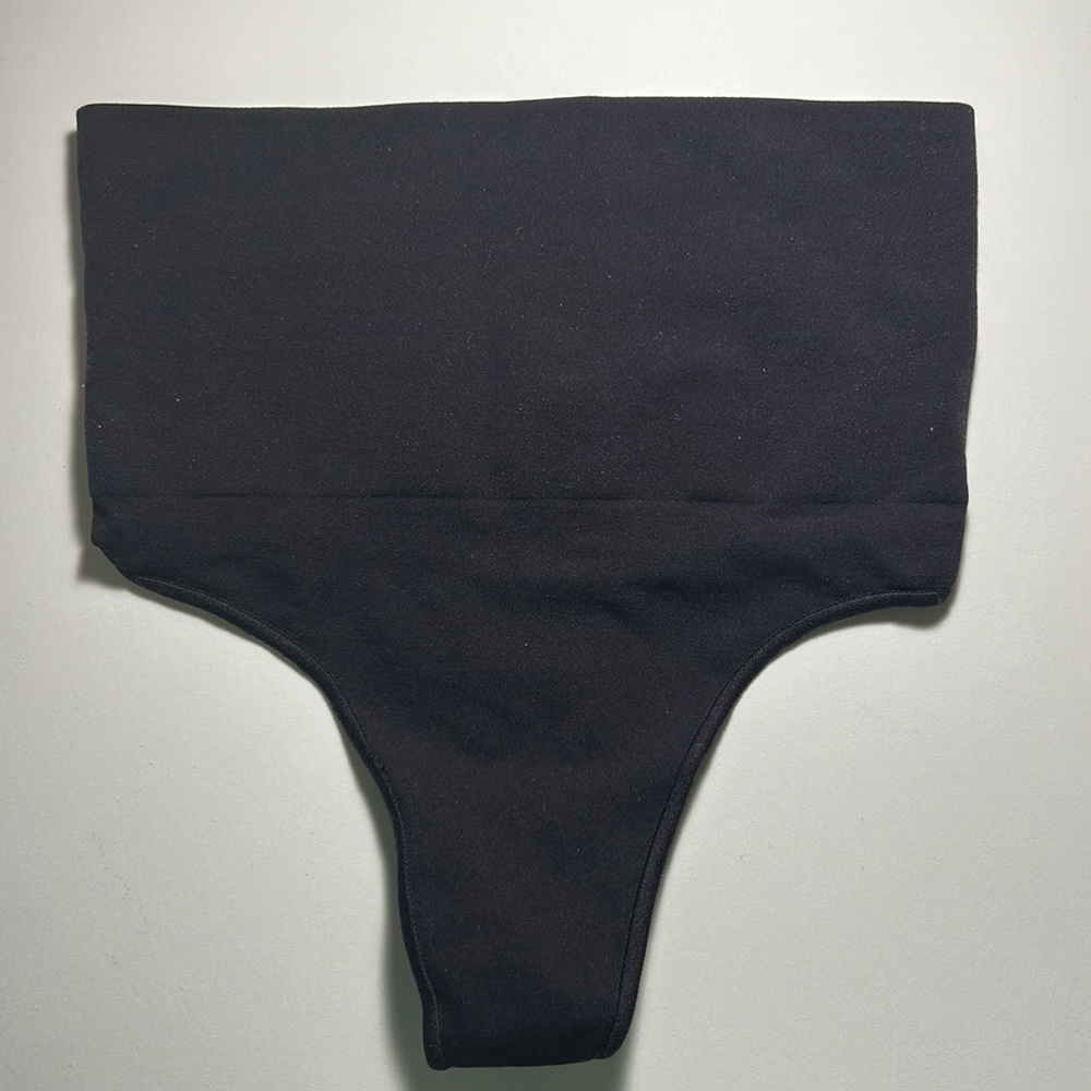 SKIMS Core Control Thong  size S/M NWOT